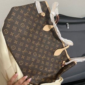 Designer bag, message me with any questions! Brand new.